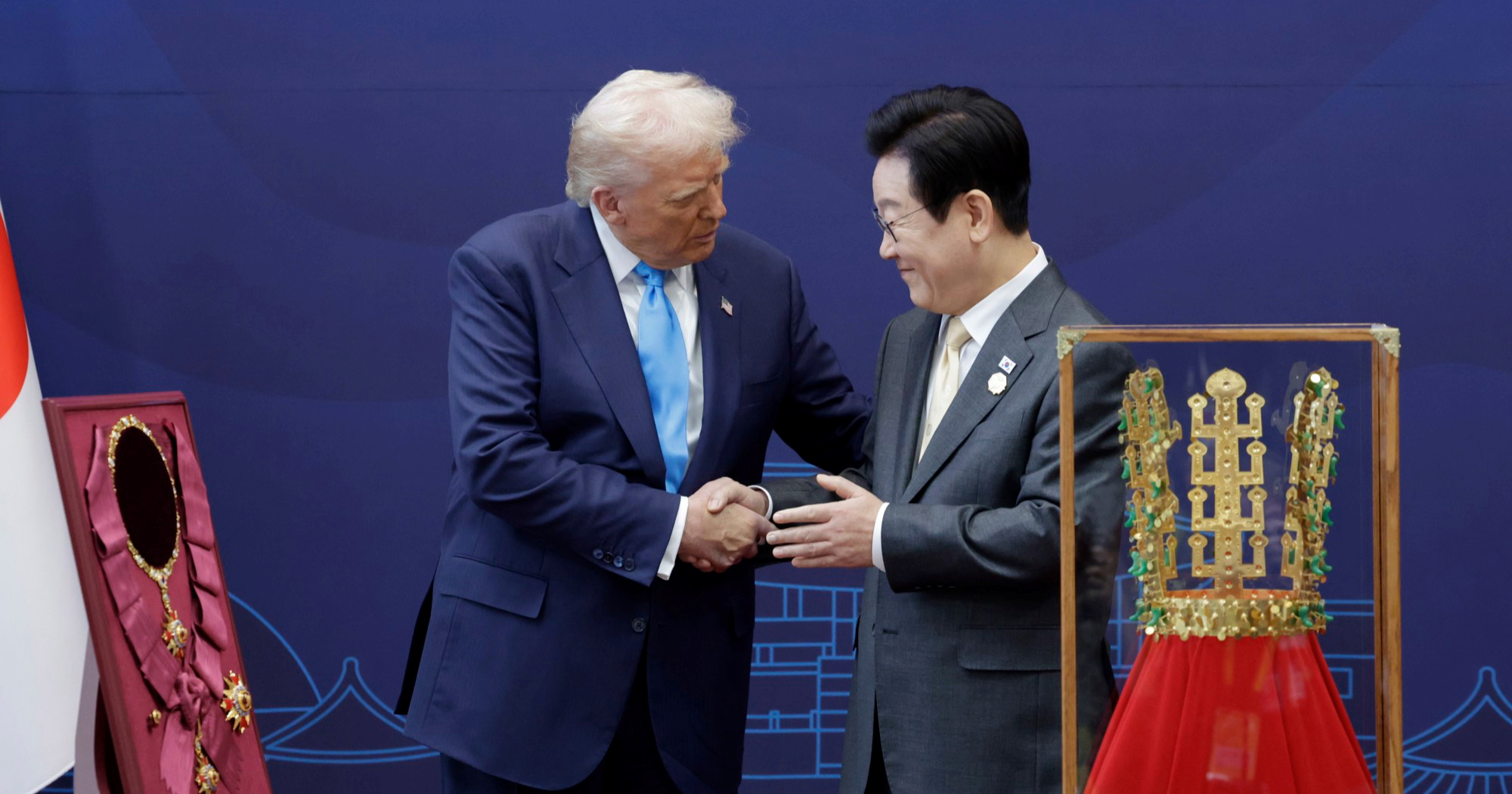 FOTO Trumpu u Južnoj Koreji poklonili zlatnu krunu