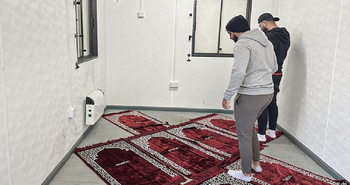 Manchester United otvorio sobu za molitvu svima. Muslimanski navijači donirali tepihe