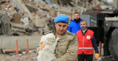 FOTO Turski vojnik iz ruševina u Diyarbakiru spasio mačku