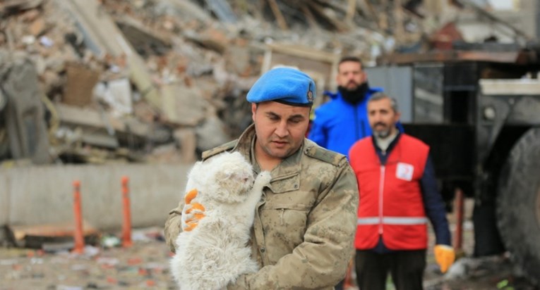 FOTO Turski vojnik iz ruševina u Diyarbakiru spasio mačku