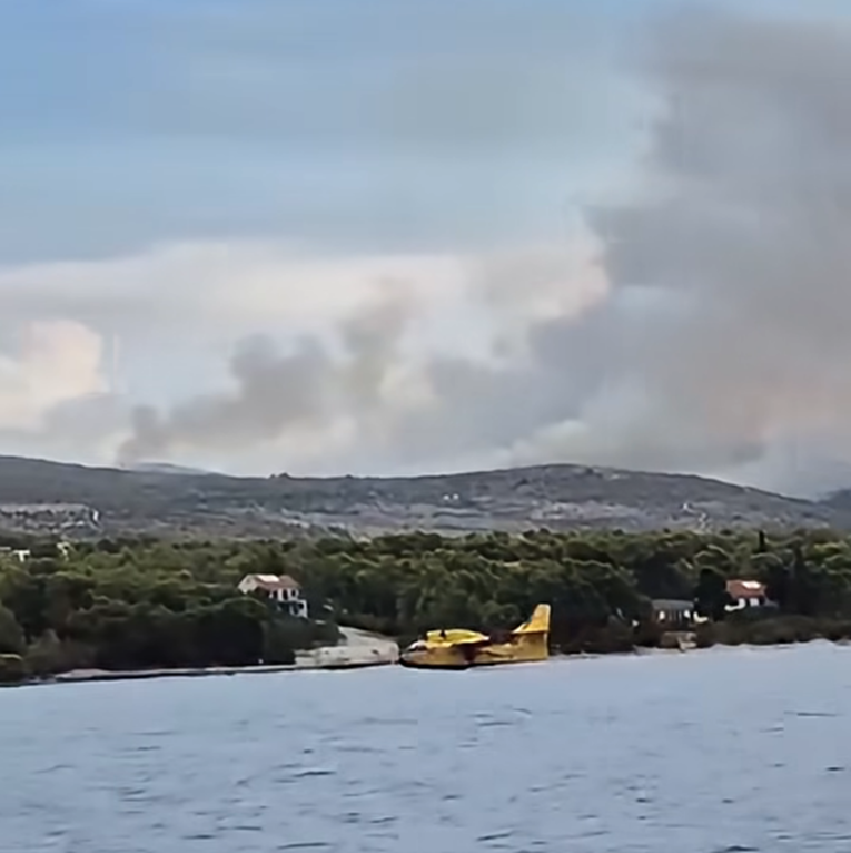 VIDEO Rasplamsao se požar na Braču. U zraku su kanaderi