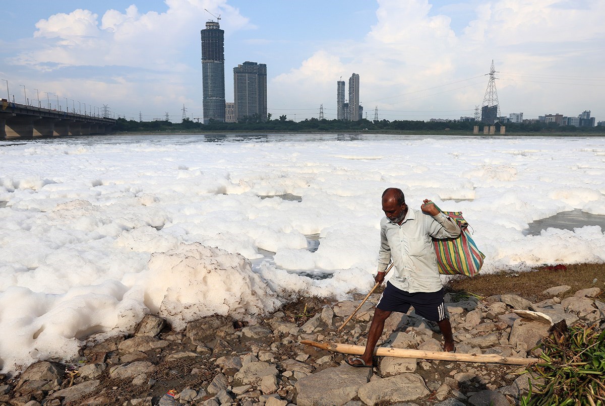 Otrovna pjena pluta rijekom Yamuna u New Delhiju