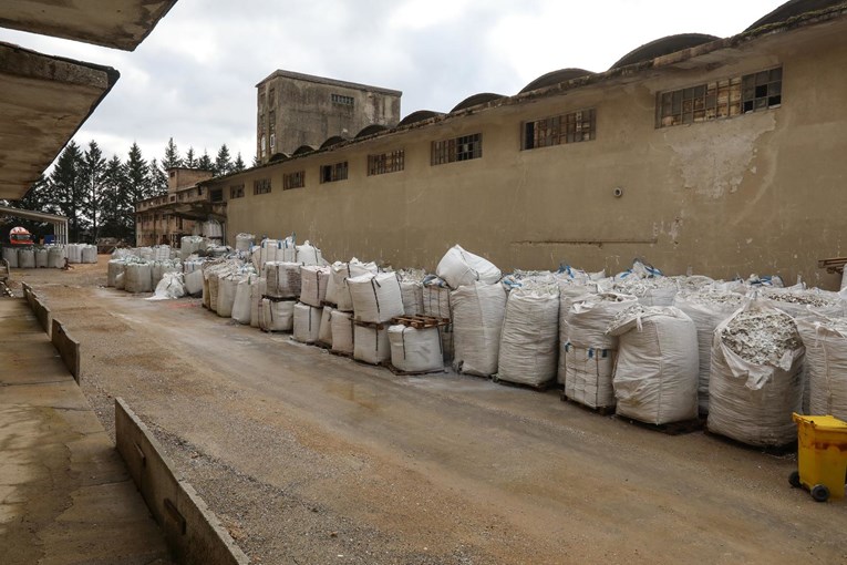 Možemovka: Tone otpada iz Italije su 3 godine u Gospiću, uklanjanje još nije počelo