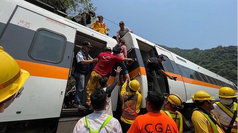 Vlak na Tajvanu iskočio iz tračnica, poginulo najmanje 36 ljudi, mnogi su zarobljeni