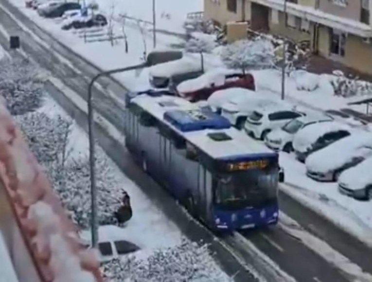 Autobus u Beogradu vozio u rikverc zbog poledice. Pogledajte video 