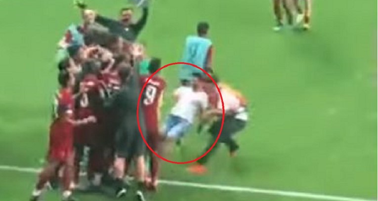 Navijač klizećim ozlijedio junaka Liverpoola: Redsi spali na trećeg golmana
