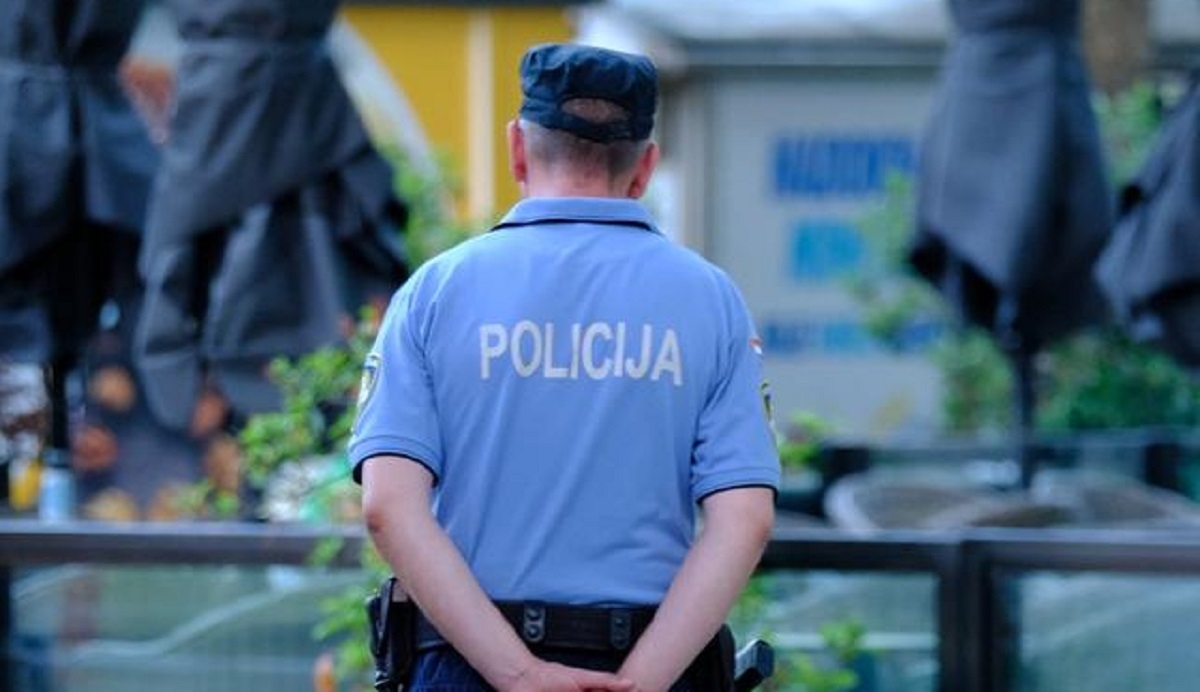 Muškarac podivljao u stanu. Ženi bacio mobitel s balkona, skočio joj na auto...