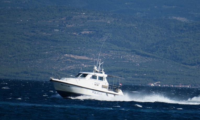 Potonuo turistički brod kod Drvenika, spašeno 18 ljudi