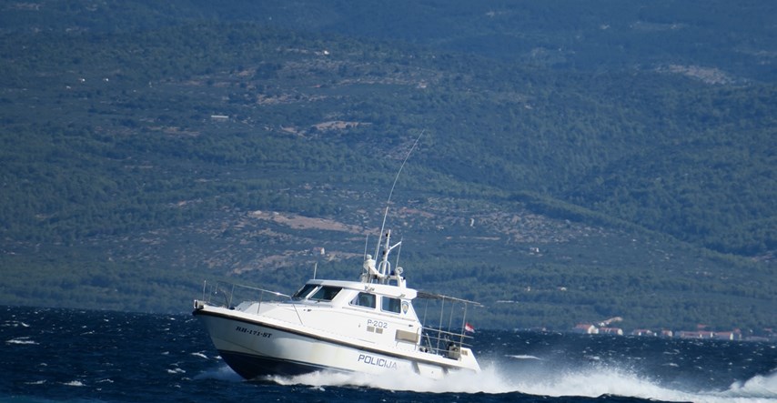 Potonuo turistički brod kod Drvenika, spašeno 18 ljudi