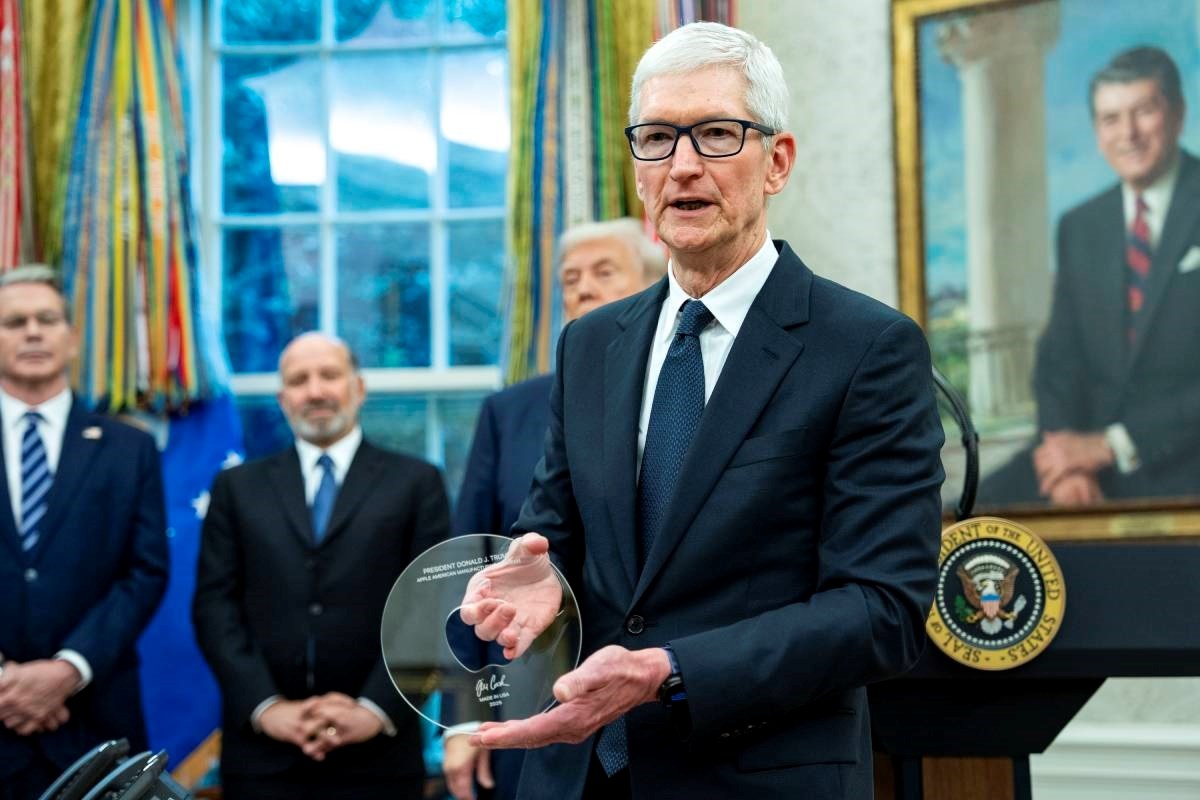 Šef Applea dao Trumpu pločicu s 24-karatnim zlatom, pogledajte snimku