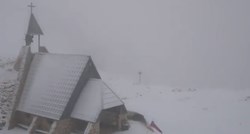 VIDEO Snježna mećava u Sloveniji, alpski vrh Kredarica pod snijegom