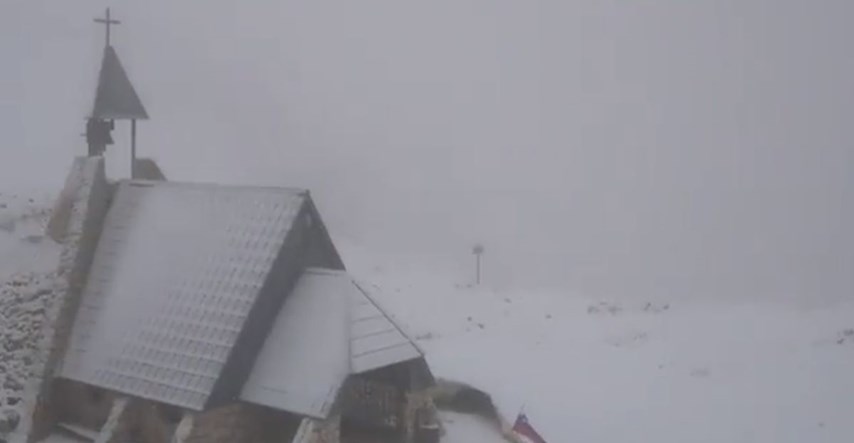 VIDEO Snježna mećava u Sloveniji, alpski vrh Kredarica pod snijegom