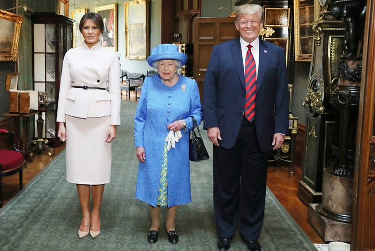 Kraljica Elizabeta trolala Trumpa jednim detaljem na odjeći?