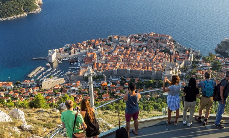 Mladić pao s visine od 15 metara u Dubrovniku, u komi je