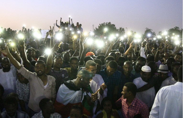 Stotine tisuća prosvjednika u Sudanu traži svrgavanje vojne vlasti