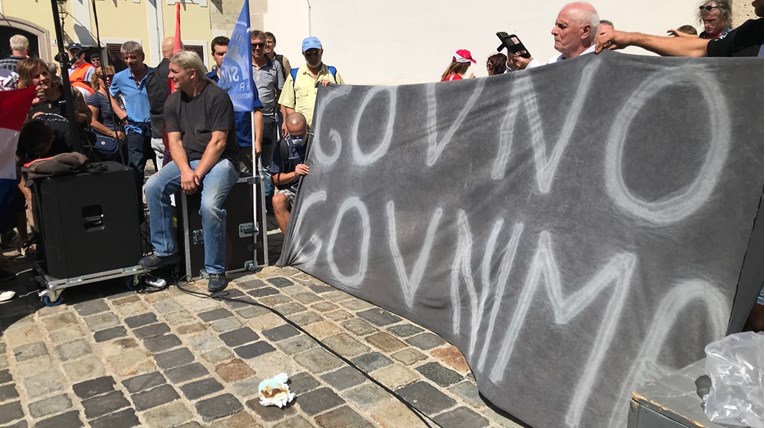 VIDEO Radnici Uljanika i 3. maja pred vladu stavili govno: "Štrajk se nastavlja"