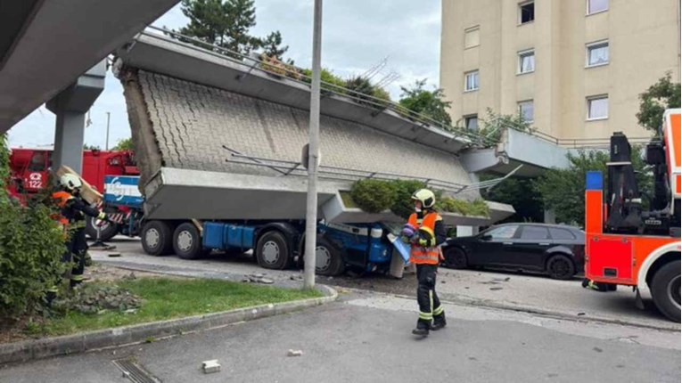 Most za pješake srušio se na kamion u Austriji. Dvoje ljudi teško ozlijeđeno