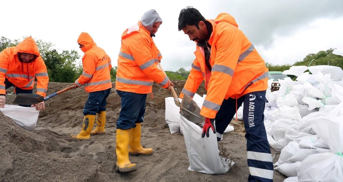 U Karlovcu se spremaju za nove poplave, podijelili tisuće vreća s pijeskom