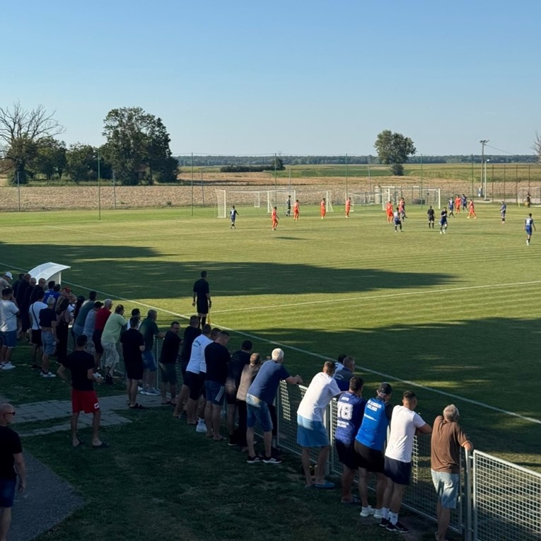 Navijač u Slavoniji upao na teren i počeo daviti suca. Pozvani policija i hitna pomoć