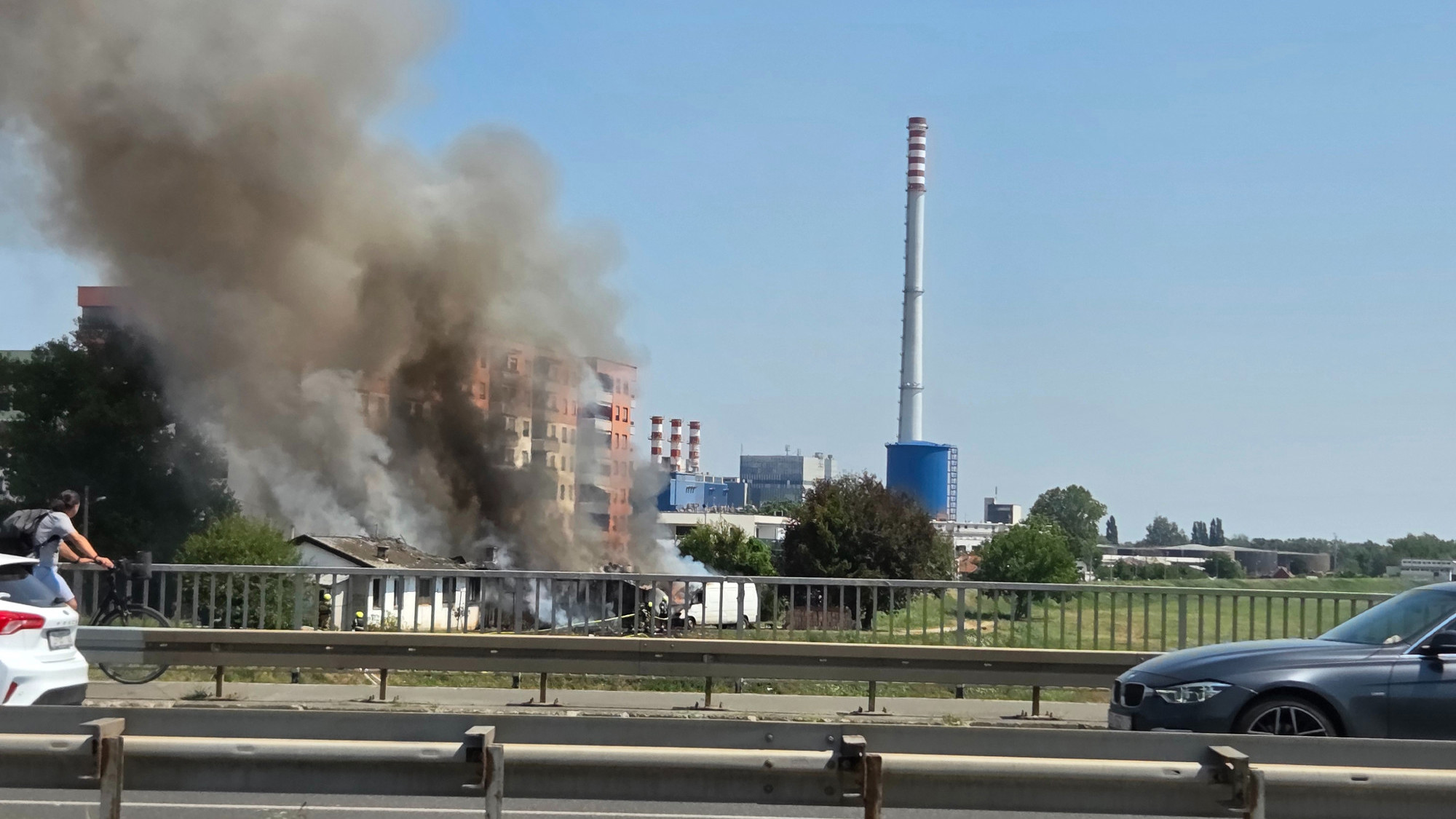 FOTO Gori baraka uz nasip u Zagrebu