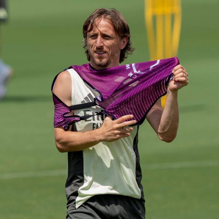 Navijači Milana slave Modrićev potez. Gazzetta: Dokaz profesionalizma