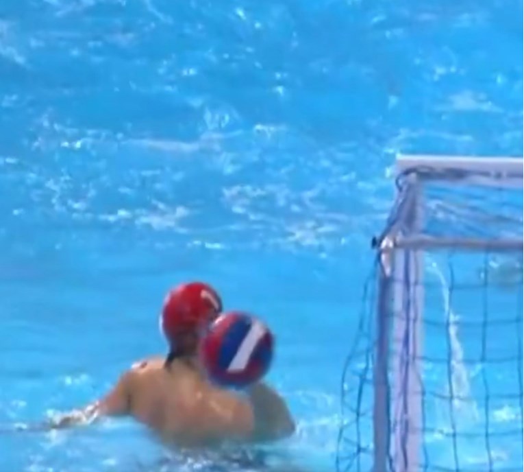 Pogledajte majstoriju golmana Crne Gore. Zabio je sa svoje polovice za šok u Beogradu