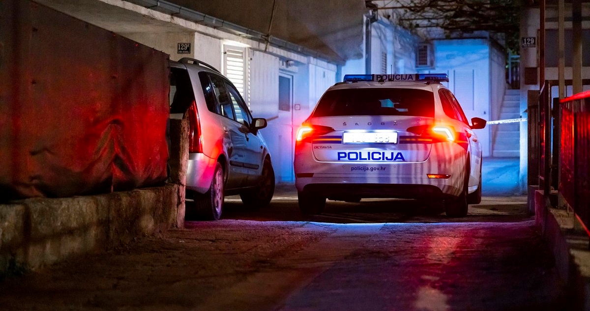 Taksist u Splitu uboden nožem u prepone i porezan po vratu. Jedna osoba privedena