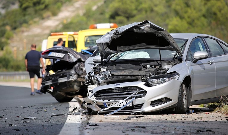 Teška prometna nesreća na autocesti Split-Zagreb, četiri osobe ozlijeđene