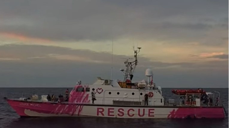 Talijanska obalna straža s Banksyjeva broda preuzela 49 migranata