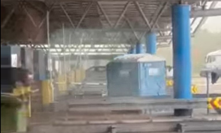VIDEO Nevrijeme nosi kemijski WC iz Hrvatske u Srbiju