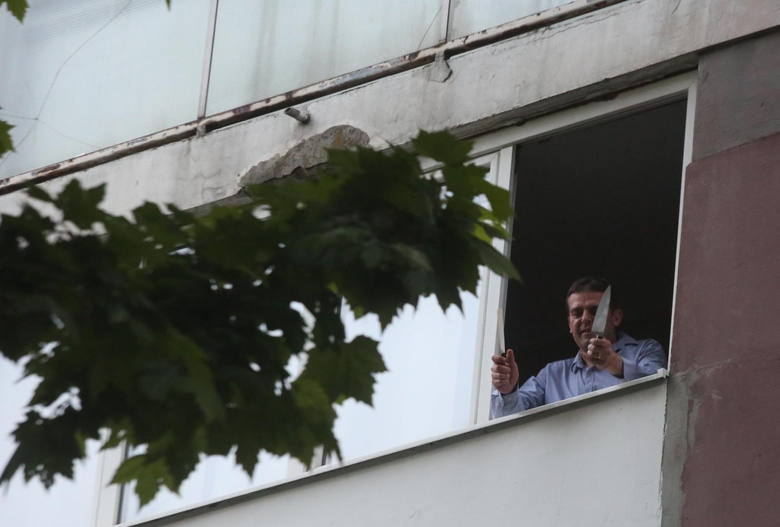 Muškarac koji je prijetio nožem kandidat na listi Demokrata i Laburista