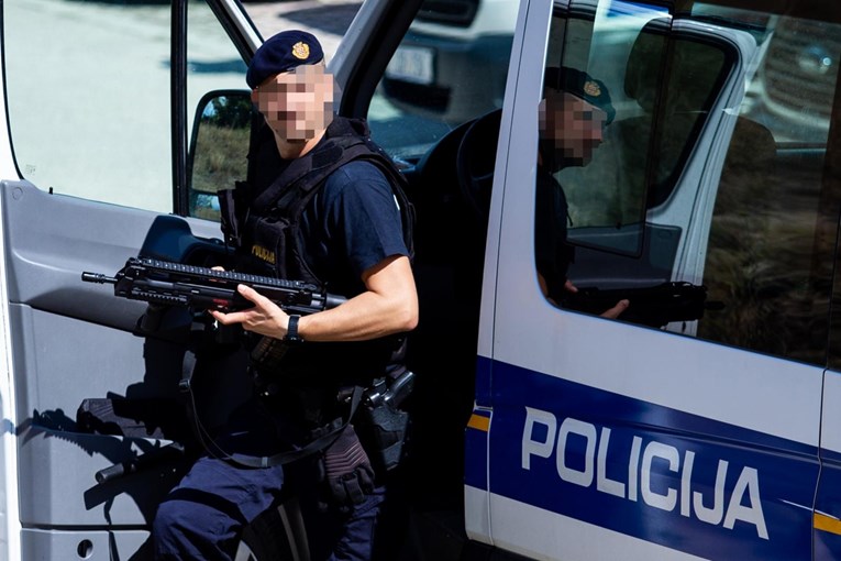 Duge cijevi u Metkoviću, policija uhićuje pripadnike narkomafije