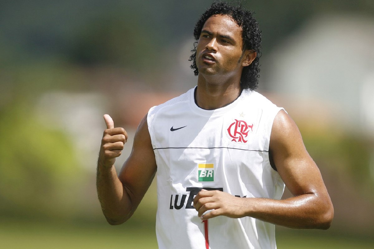 Osuđen je na 22 godine zbog gnjusnog ubojstva svoje djevojke. Sad se vraća nogometu