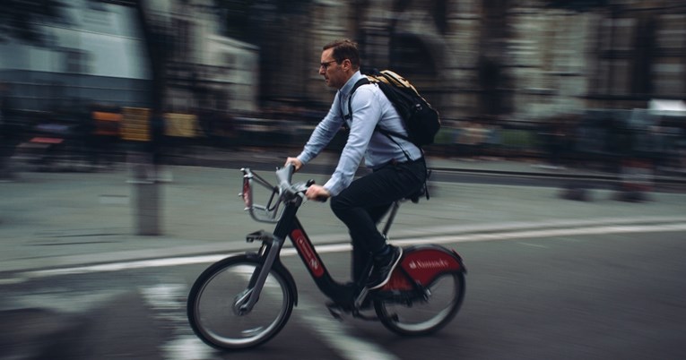 Studija: Vožnja biciklom do posla godi našoj liniji, a smanjuje i rizik od depresije