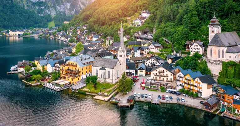 Ovaj austrijski grad izgleda kao da je naslikan. Posjeti ga milijun turista godišnje