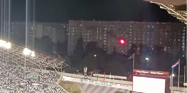 Gori Kineski zid, Torcida pjeva šampionsku pjesmu