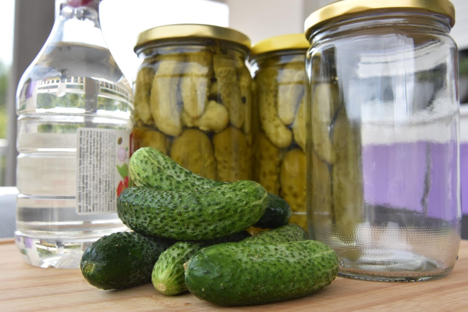 Grad Banja Luka učeniku generacije u osnovnoj školi poklonio - teglu krastavaca