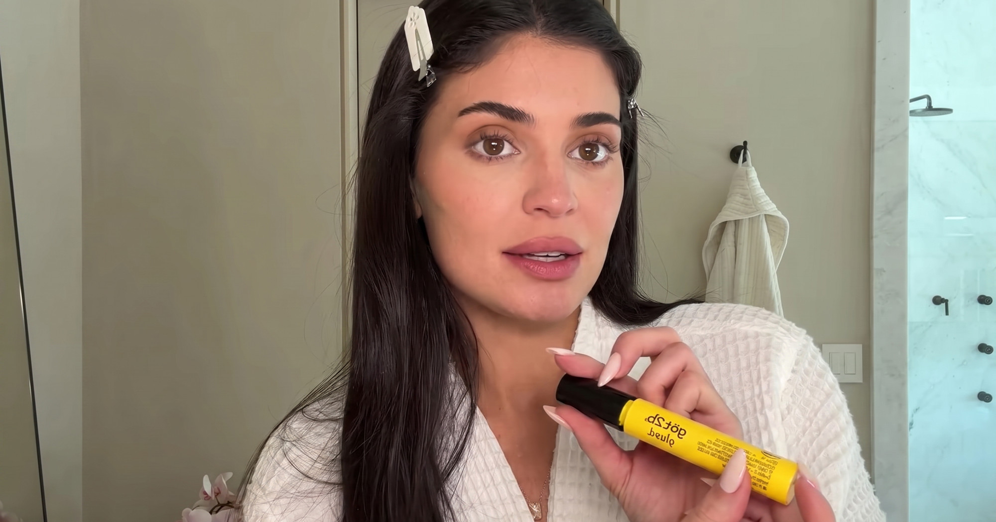 Kylie Jenner pokazala kako postiže lepršave obrve uz Got2b gel