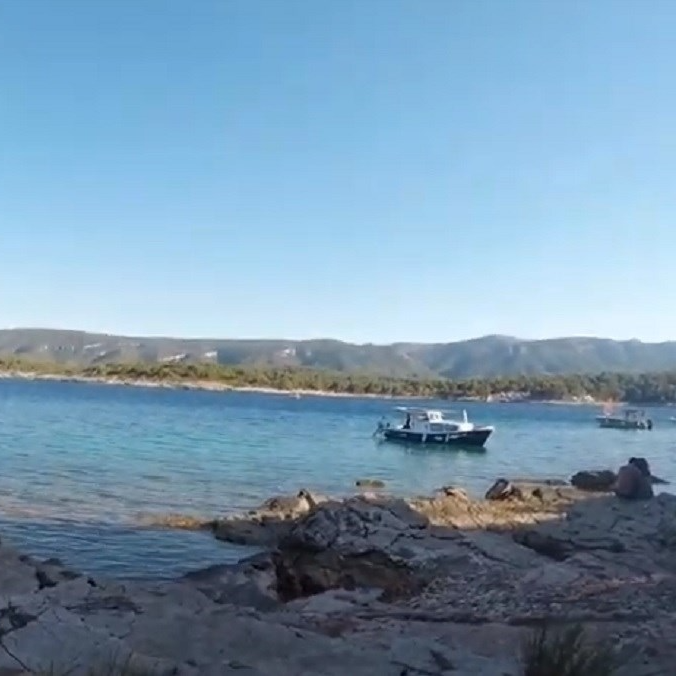 Mornari spasili posadu brodice kod otoka Zečeva. Na brodu bilo i dijete