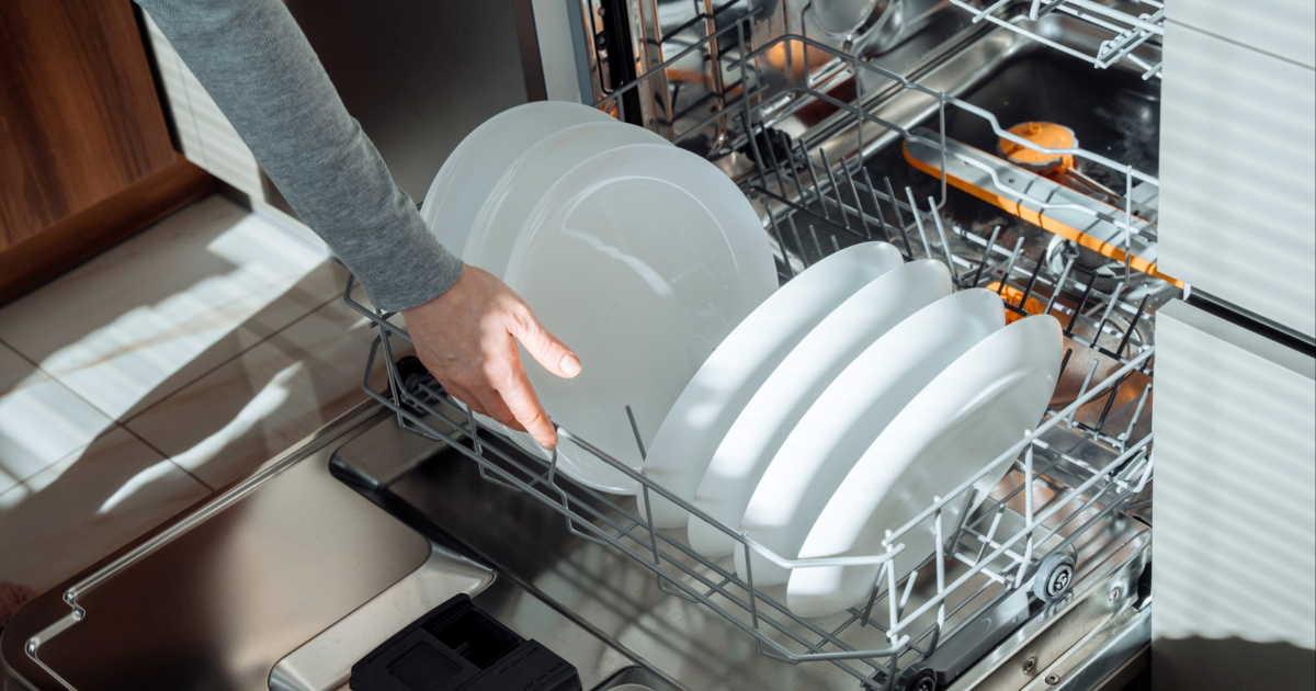 Da, postoji ispravan način slaganja perilice posuđa. Evo pet osnovnih pravila