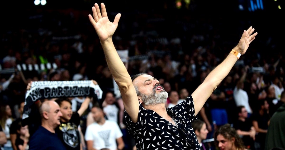 Sergej Trifunović sa suprugom pratio utakmicu Partizana, ponijela ga atmosfera