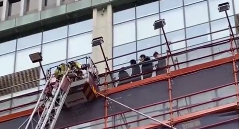 VIDEO Veliki požar u neboderu u Hong Kongu, ljudi zarobljeni unutra