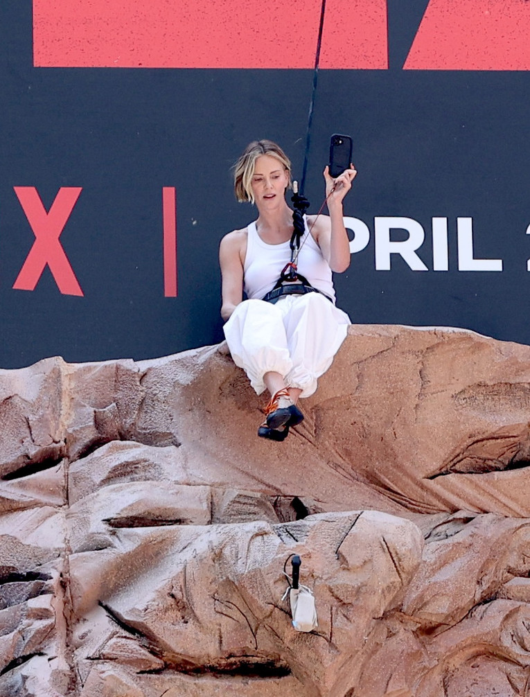 Charlize Theron iznenadila prolaznike u New Yorku, popela se na billboard