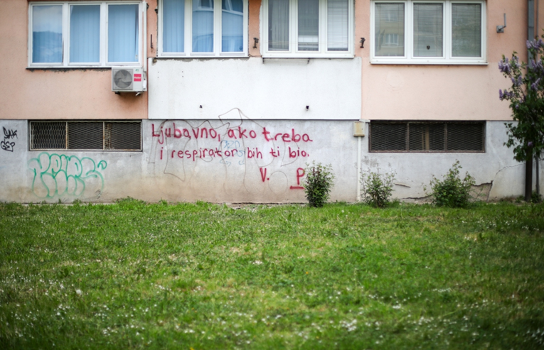 Grafit pokazao kako izgleda ljubav u doba korone na Balkanu: Respirator bih ti bio