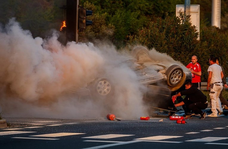 VIDEO Sudar auta i motora u Kaštelima, auto se zapalio. Dvoje mrtvih