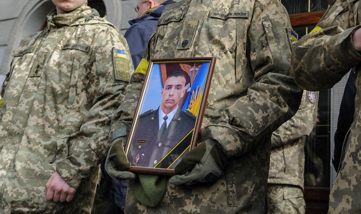 Poginuo je s 21 godinom. Sahranjen je sam, daleko od doma i obitelji