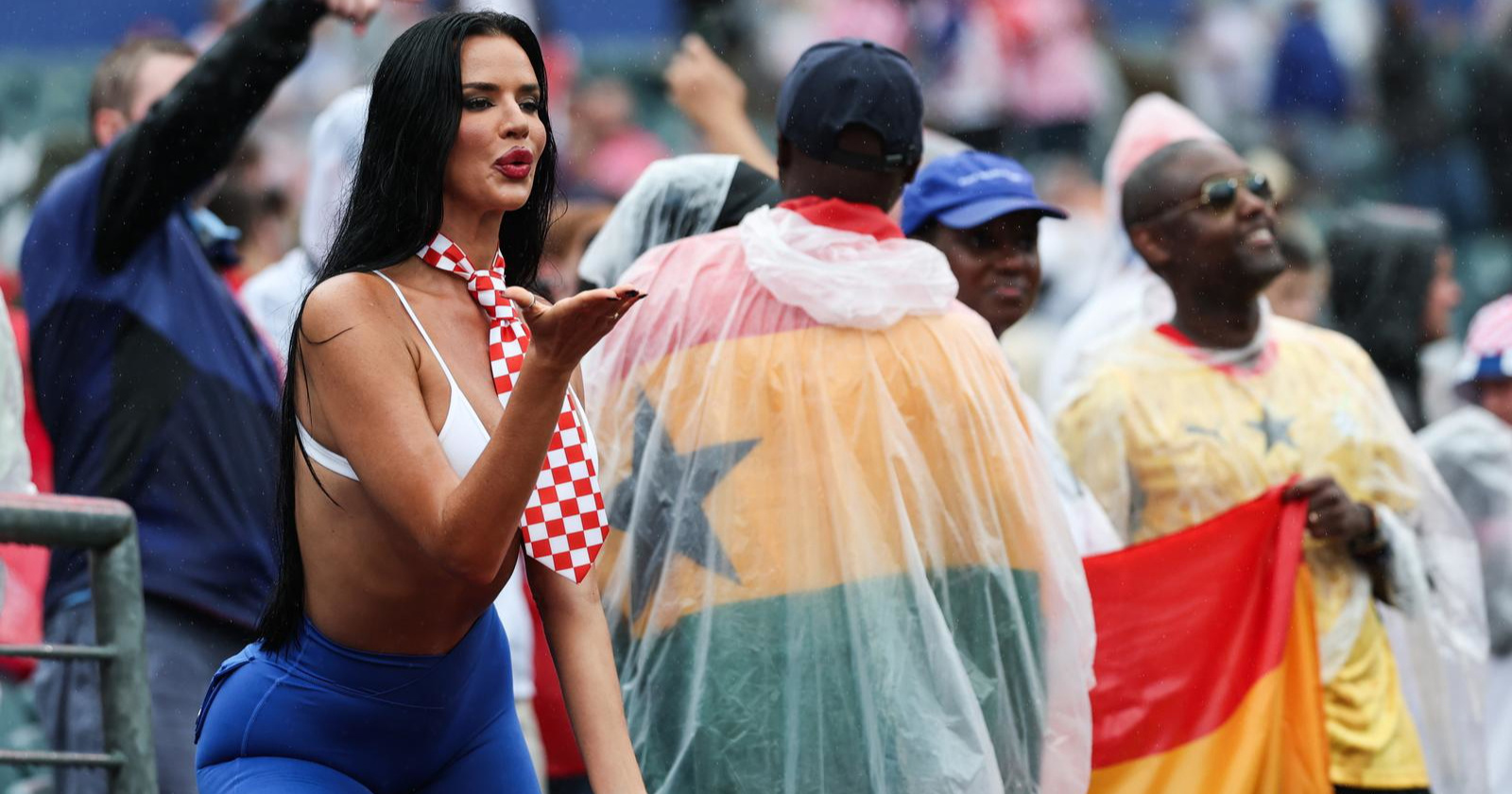 Ivana Knoll u topiću i s kravatom oko vrata na stadionu navija za Hrvatsku