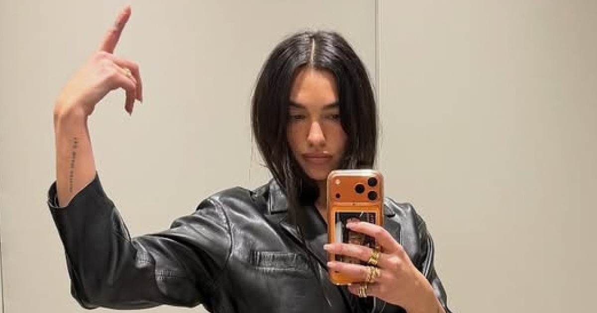 Super nam je majica kakvu nosi Dua Lipa. Pronašli smo je