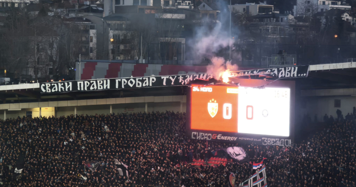 Delije izvjesile transparent s Tuđmanom iznad tribine s Grobarima. Oni ga zapalili