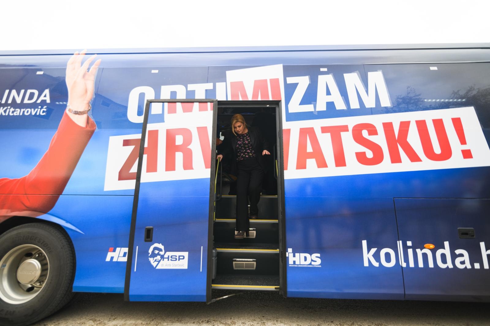 Kolinda se srela sa ženom čiji su auto razbili busom, ponudila joj drugi auto